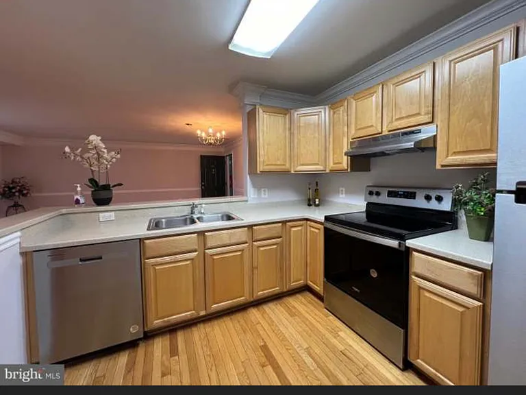 501 Garrison Woods Dr #302 — Photo 2