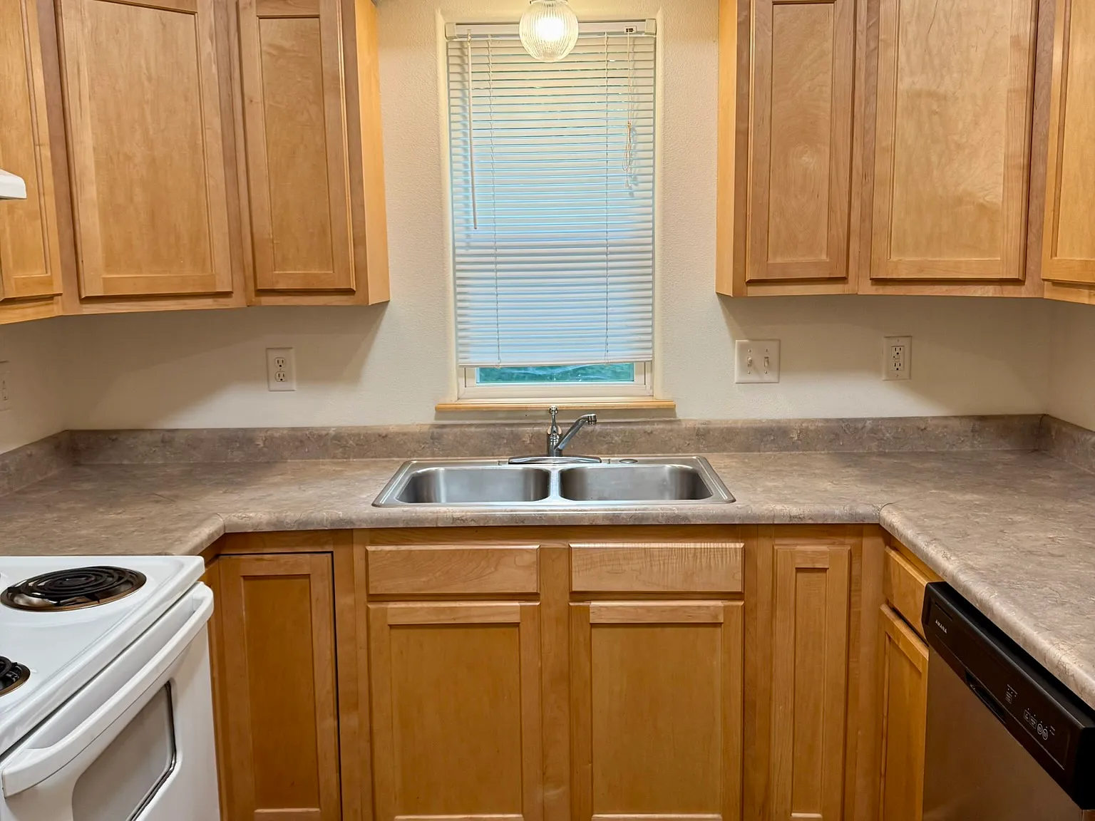 6 bed, 1372 sqft, $4,568 — Photo 4