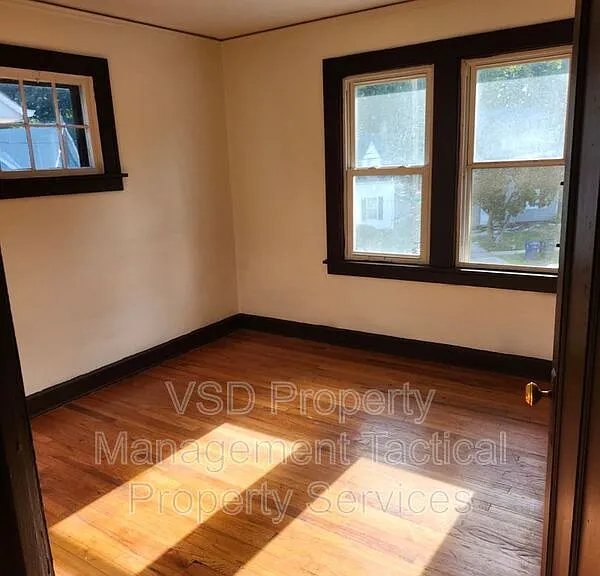 860 Clarence Rd — Photo 2