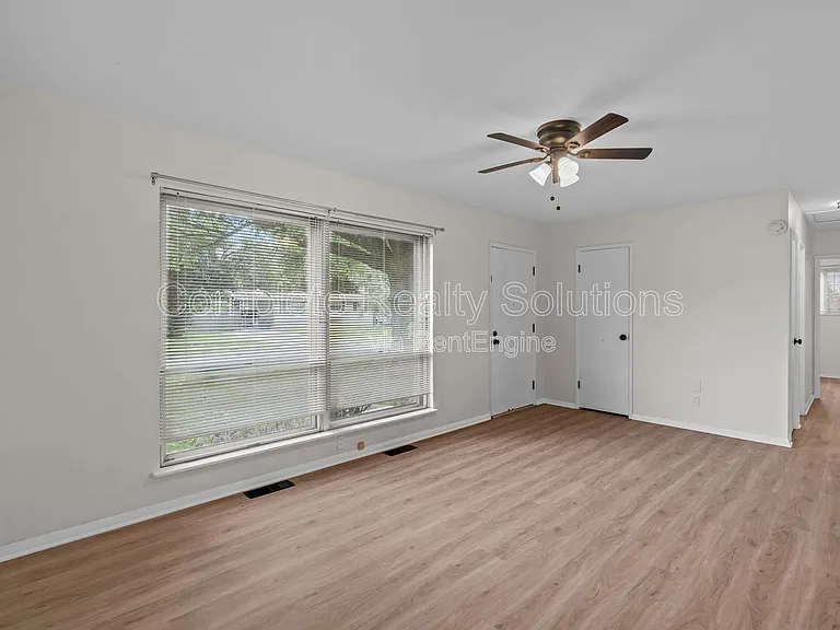 560 Bardot Dr — Photo 2