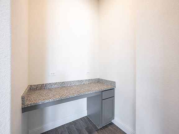 5th image of 4037 Woodford Dr