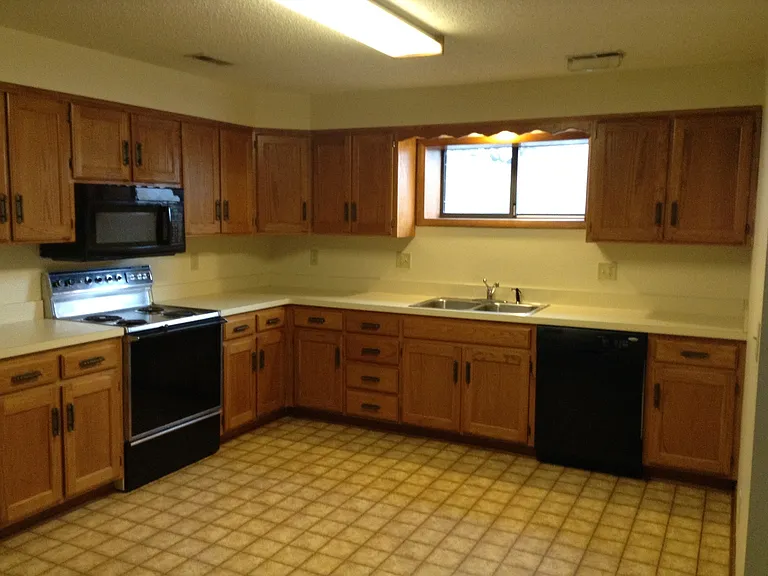717 Ridgewood Dr — Photo 5