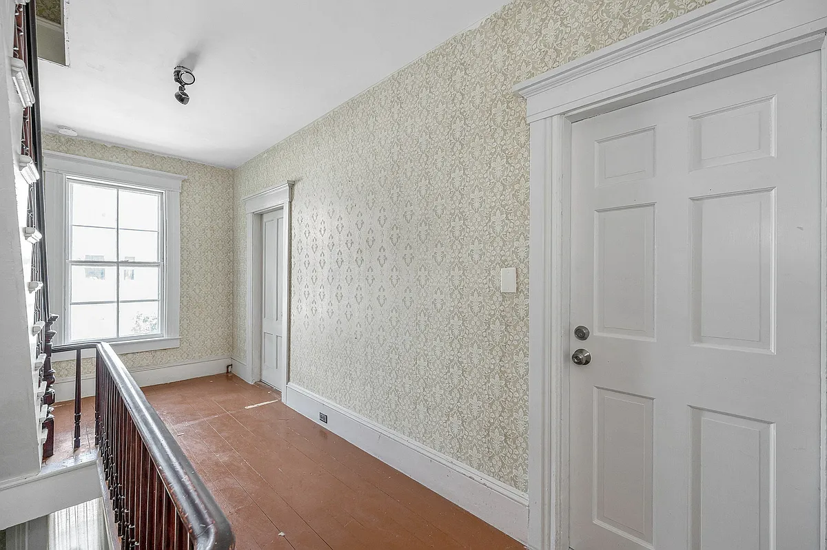 Building Photo - 247 Spruce St