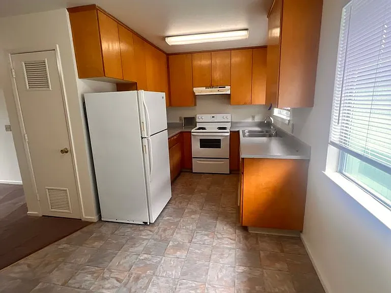 1330 Haven Ln — Photo 2