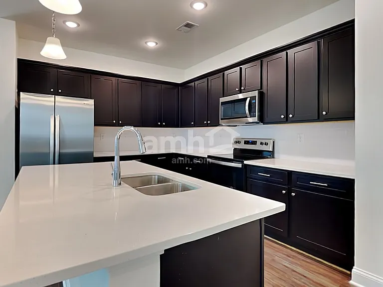 198 Willow Ln — Photo 3