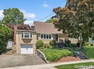 109 Ira Rd, Syosset, NY 11791