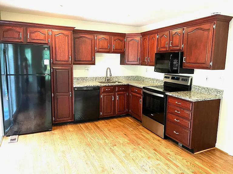 11951 Heathcote Ct — Photo 2