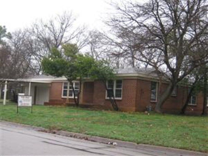 1st image of 353 Bedford Ct E