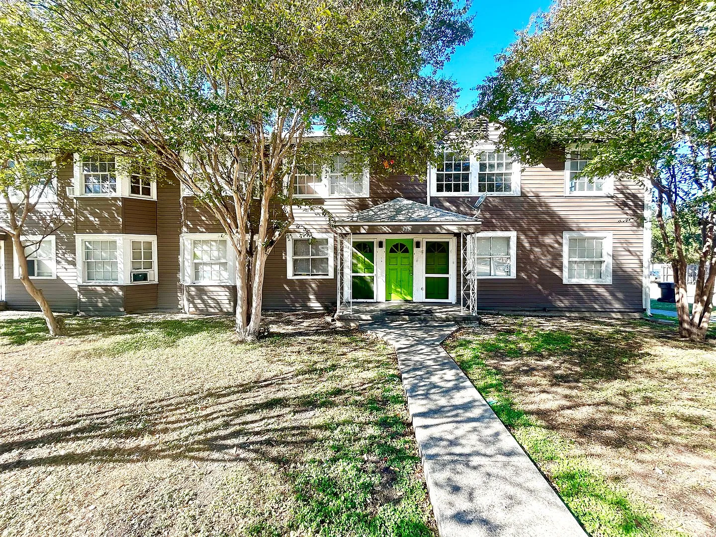 425 Maverick Street — Photo 1