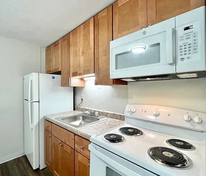 W Walnut St — Photo 39