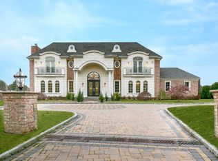 5 Moline Ct, Great Neck, NY 11024