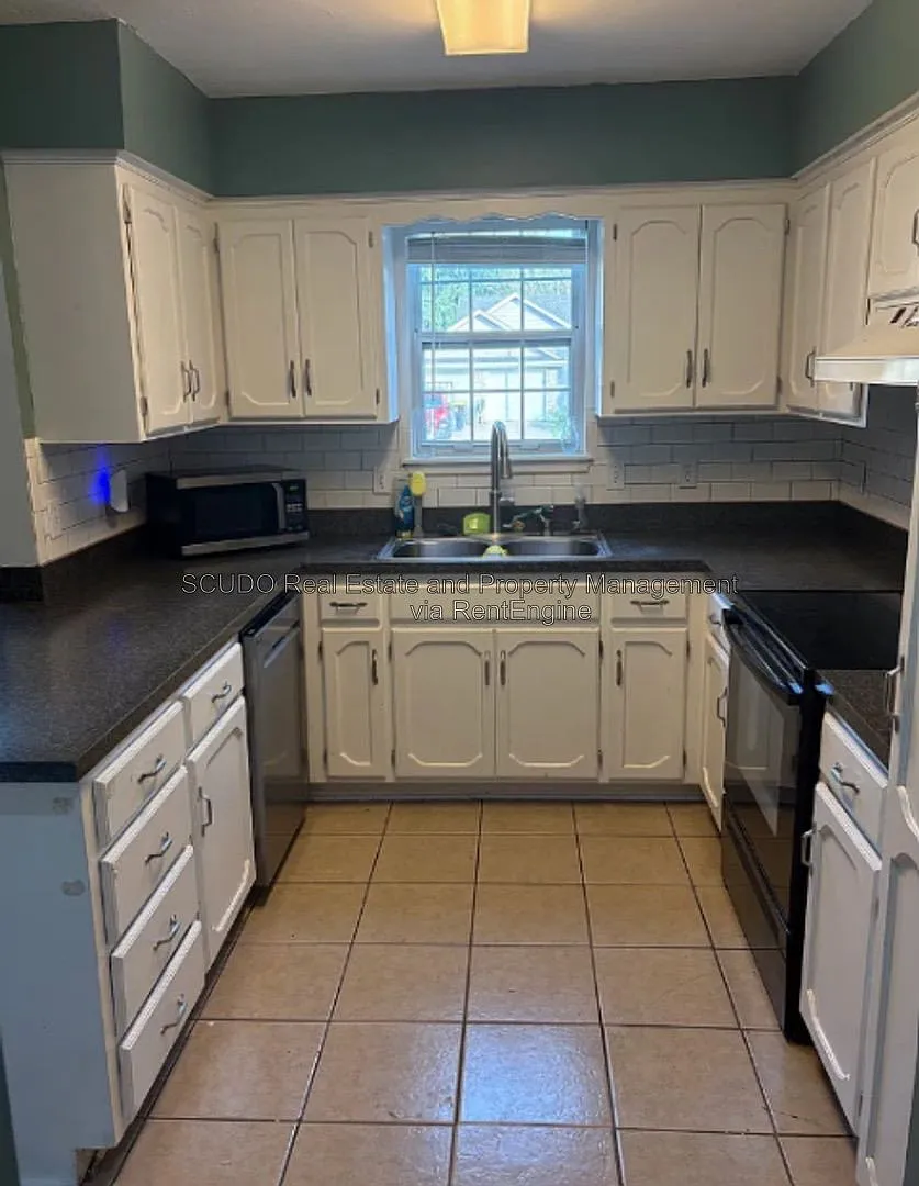 4 bed, 3.0 bath, 2000 sqft, $2,700 — Photo 4