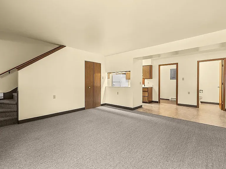 362 Clinton Ct — Photo 4