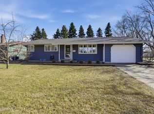 915 28th Ave S, Grand Forks, ND 58201