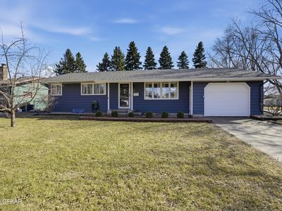 915 28th Ave S, Grand Forks, ND, 58201