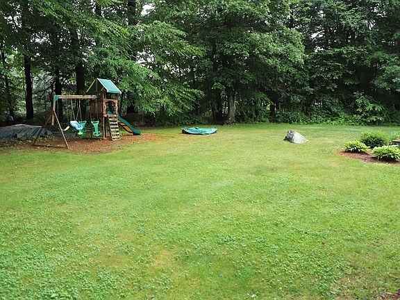 3rd image of 30 Sylvan Cir