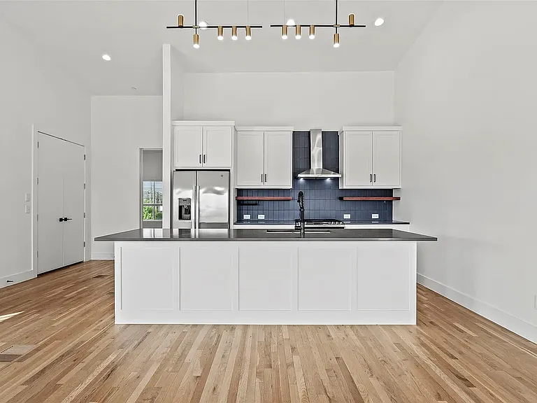 2120 Lovedale Ave #101 — Photo 6