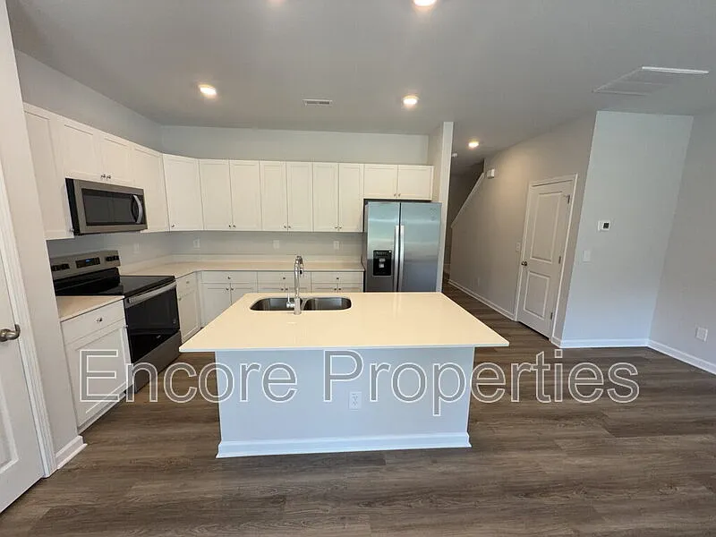 3 bed, 2.5 bath, 1650 sqft, $1,950 — Photo 3