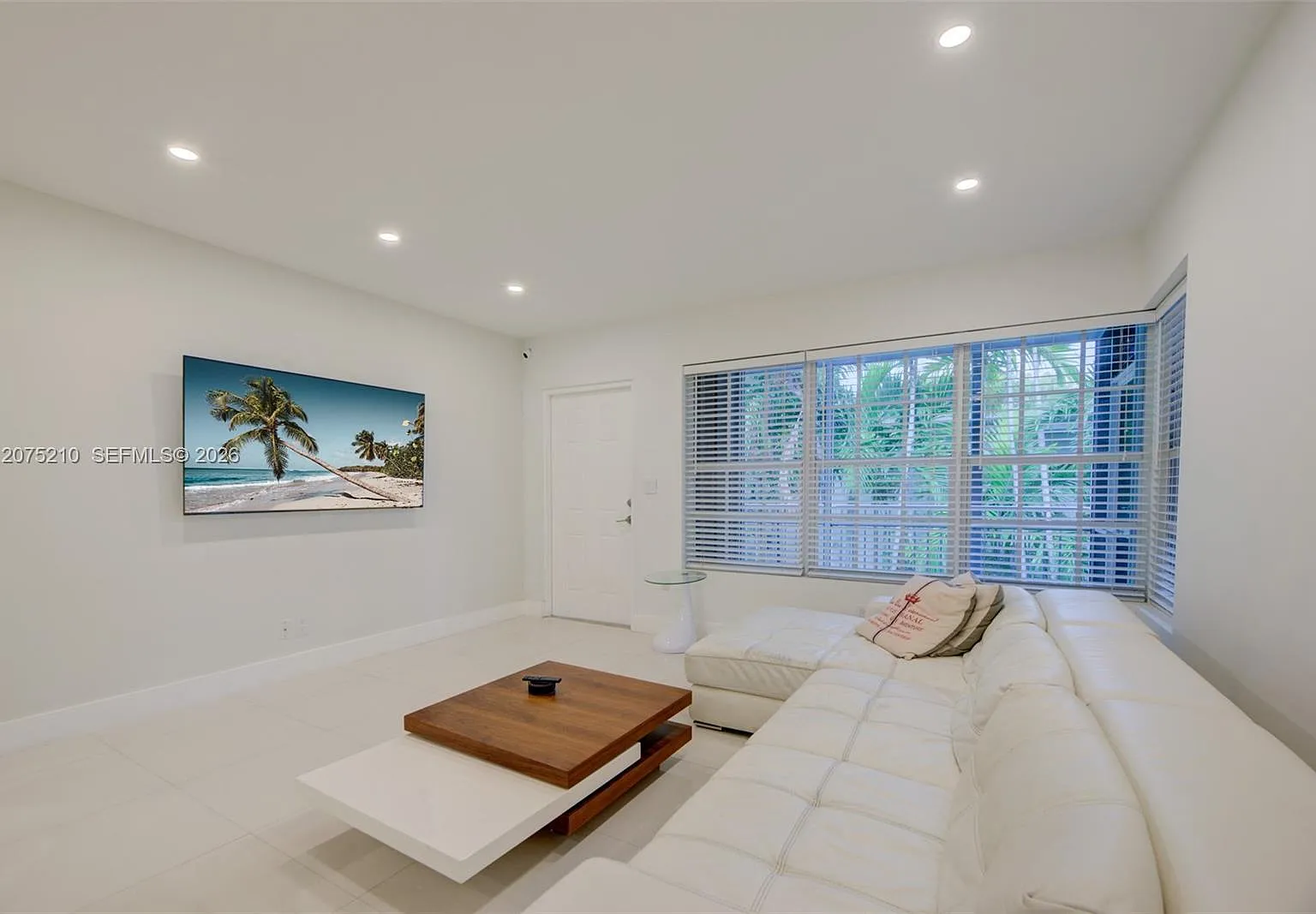 Rex Gardens Condo — Photo 4