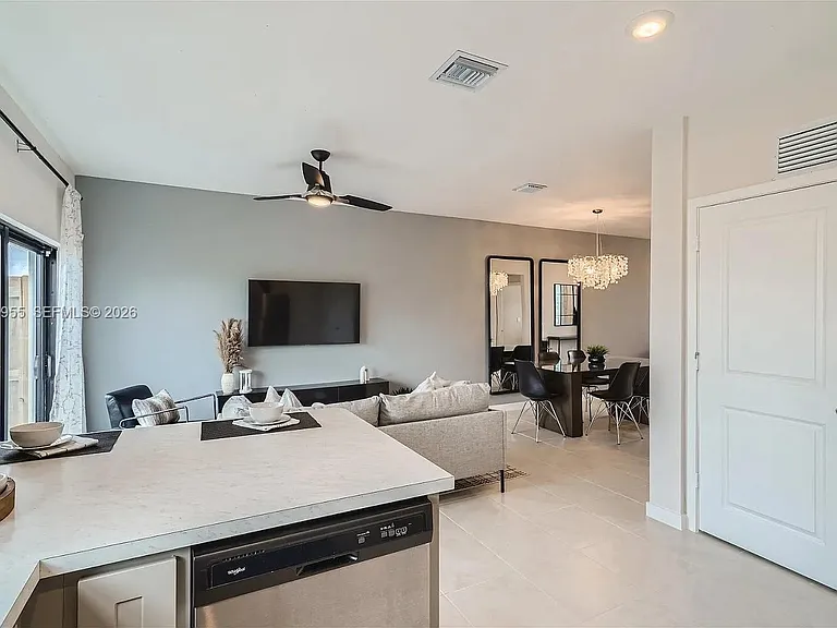 450 NE 12th St — Photo 18
