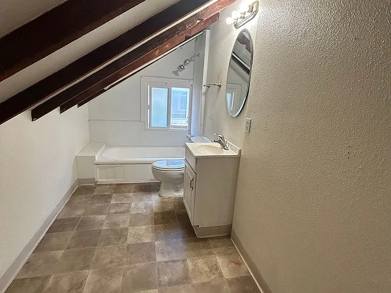 Upstairs one bedroom available now on Emerald between Cass and Bayard — Photo 10