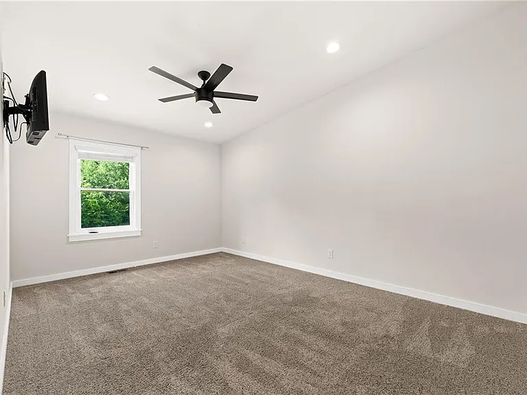 221 Columbus Dr — Photo 28