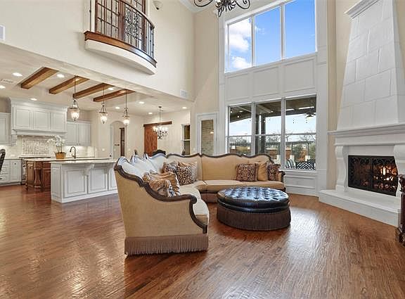 4th image of 300 Orleans Dr