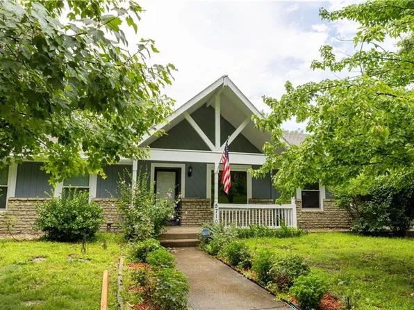 5710 NW Raintree Dr, Parkville, MO 64152