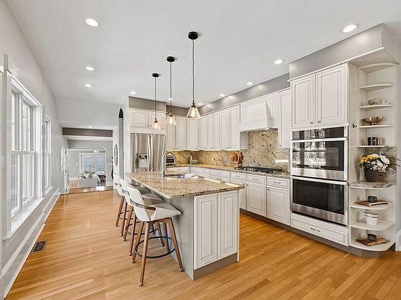 4th image of 20 Maple St