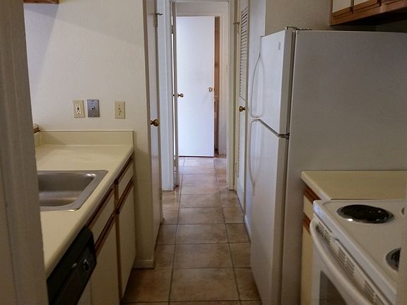 4th image of 914 W 22nd 1/2 St #205