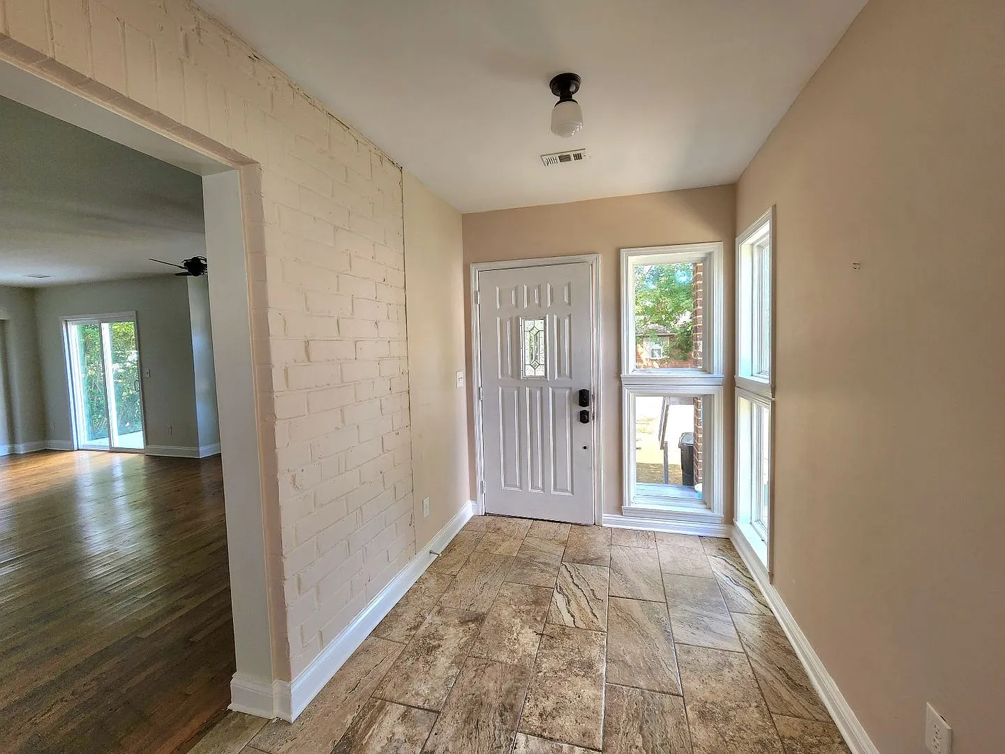 Completely Remodeled Navy Point 3 Bedroom, 2 Bath Cottage! Close to the Water!! — Photo 2