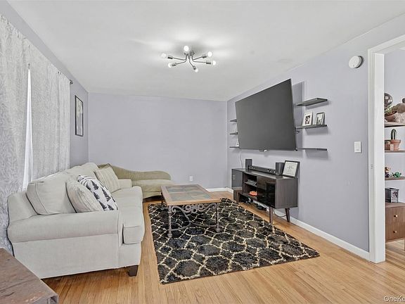 3rd image of 10 Maple Avenue N