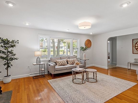 5th image of 407 Massachusetts Ave