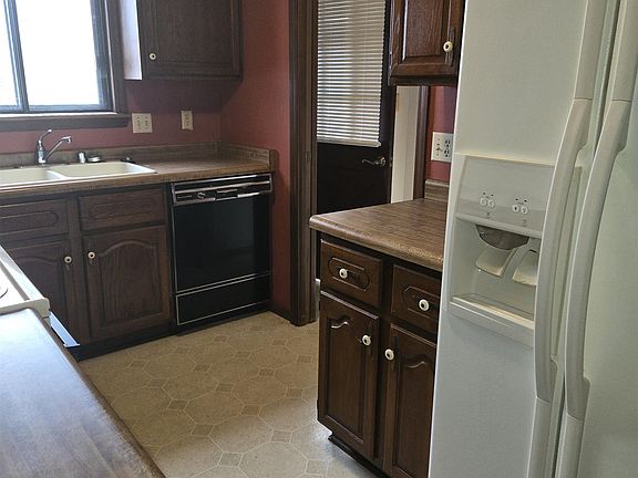 5th image of 890 Bishop Ct