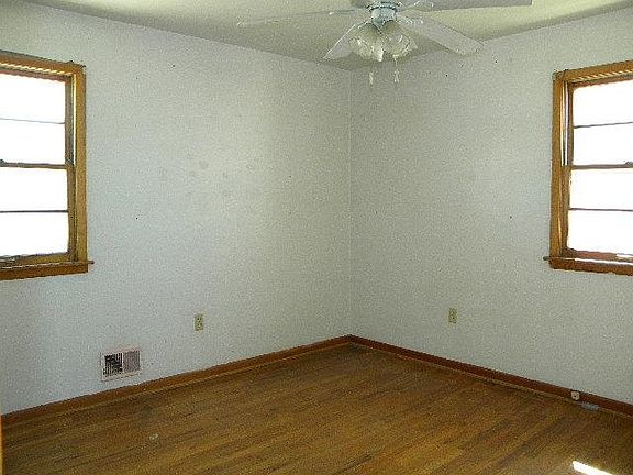 4th image of 515 E 12th St