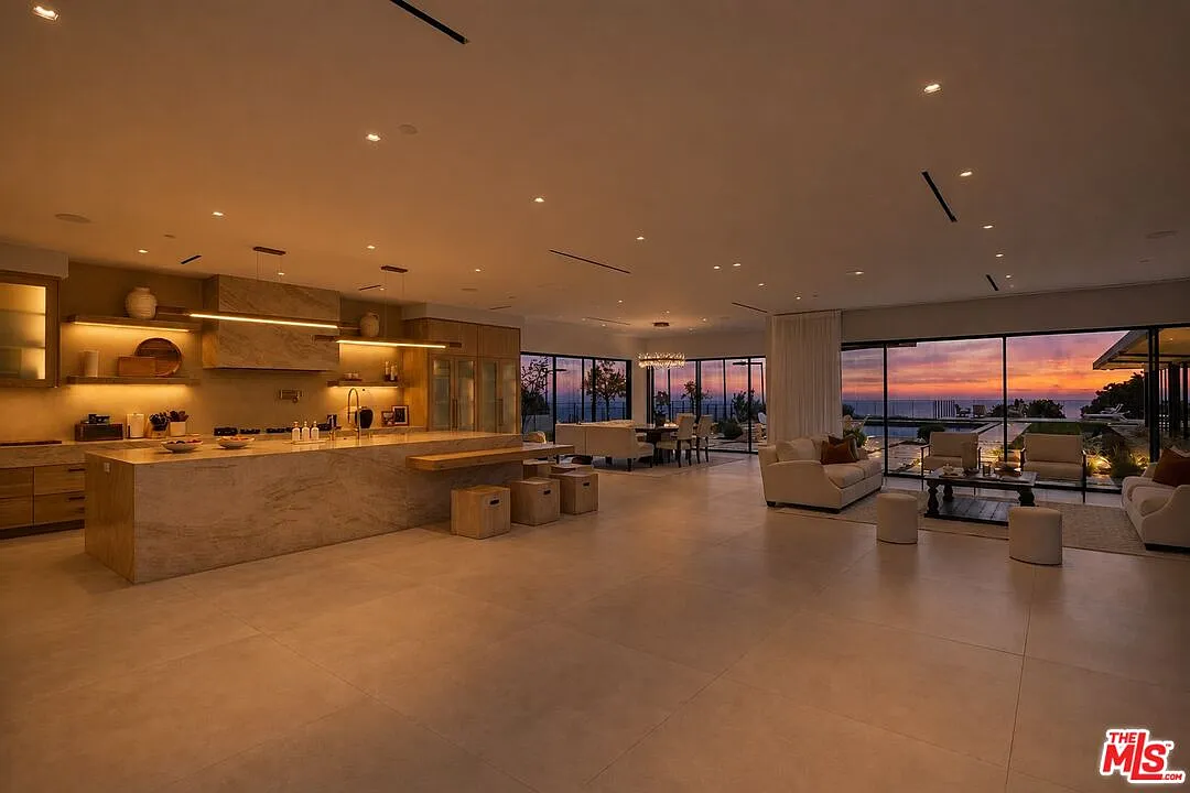 5 bed, 7.0 bath, 8115 sqft, $65,000 — Photo 4