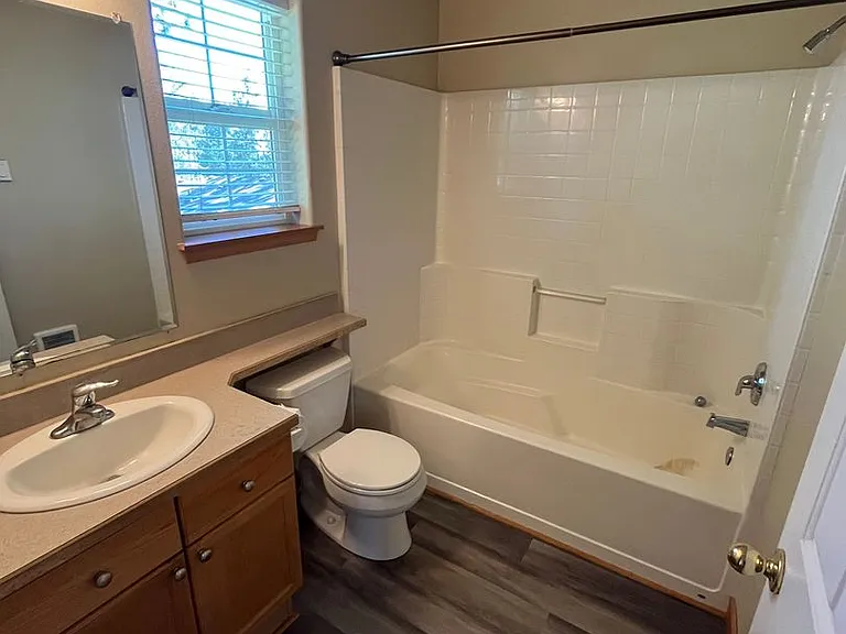 588 SE Roosevelt Ave — Photo 10