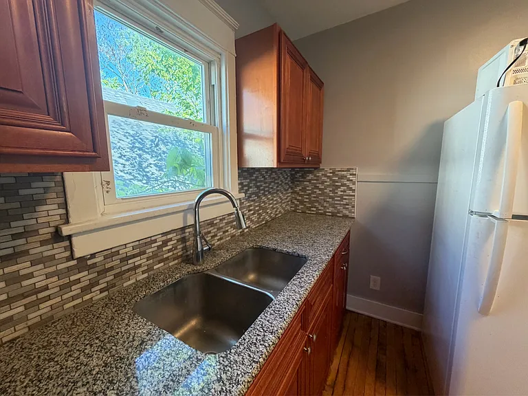 37 Holmes St — Photo 5