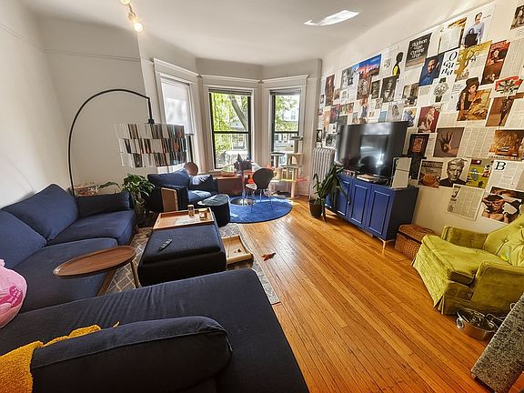 3rd image of 3815 N Wilton Ave #1