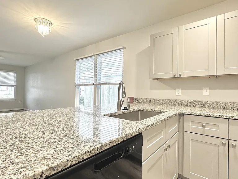 704 E Chestnut Ave — Photo 8