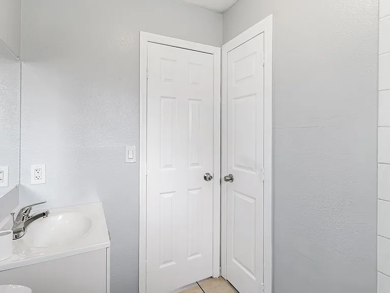 638 W 8th St — Photo 11