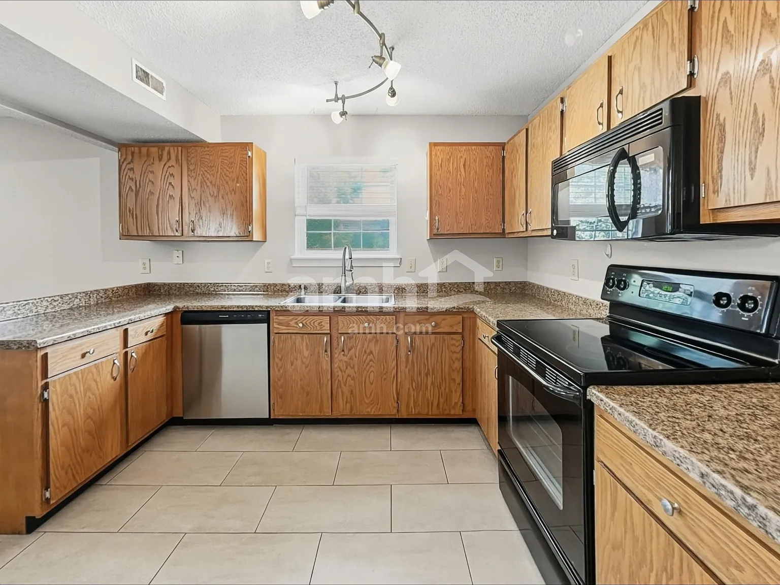 3 bed, 2.5 bath, 1848 sqft, $2,170 — Photo 3