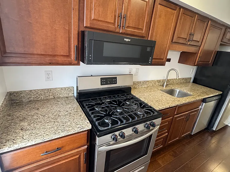 2318 Jane St #3 — Photo 2