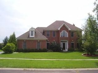 39W865 N Robert Frost Cir, St Charles, IL 60175