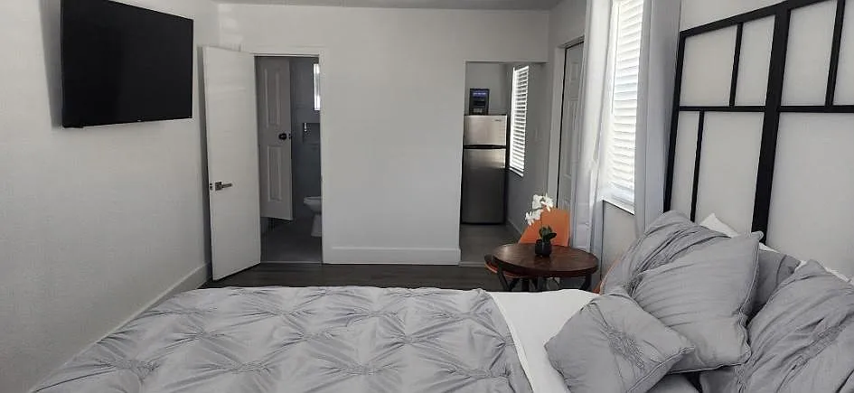 2 bed, 2.0 bath, 1460 sqft, $2,140 — Photo 2