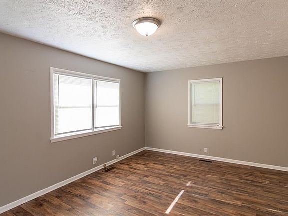 3rd image of 3960 Lesley Ave