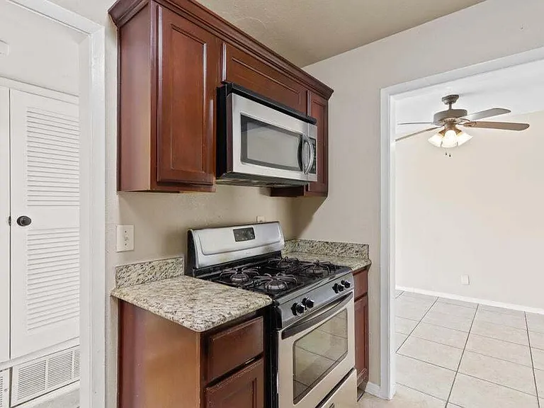 304 Carnival Dr — Photo 5