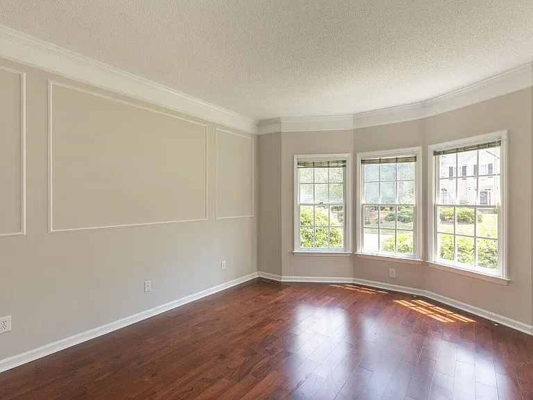 219 Covington Square Dr — Photo 4