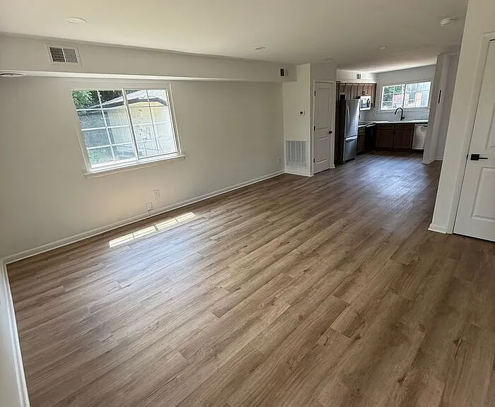 708 Hawes Ct — Photo 2