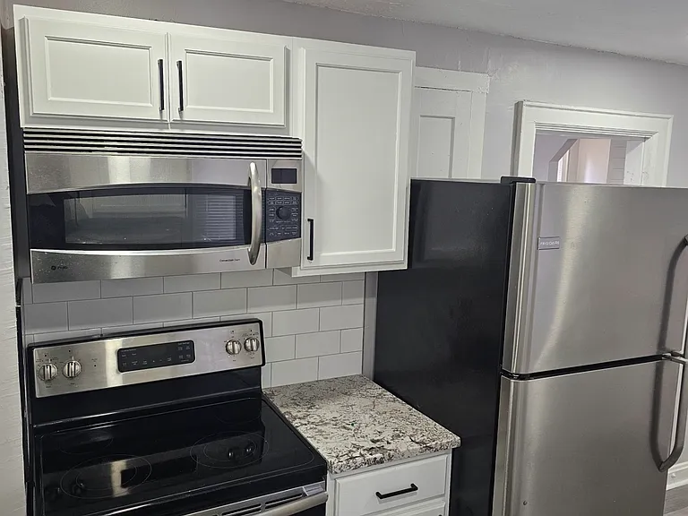 491 Townsend Ave — Photo 5